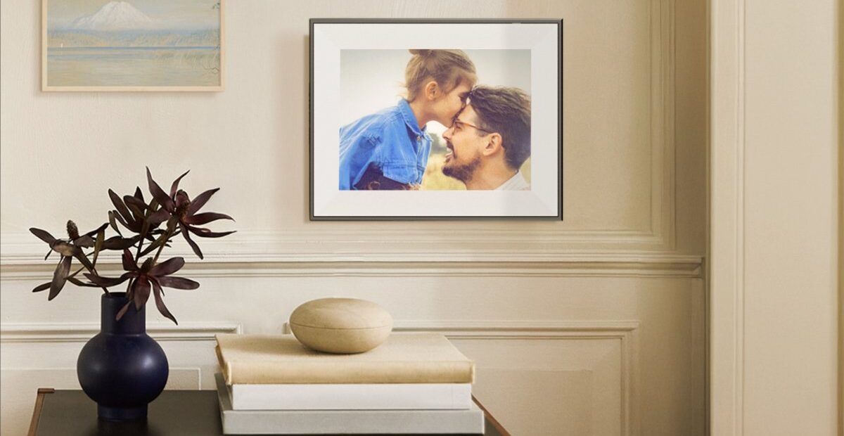 Aura releases e-ink photo frame that mimics printed photos