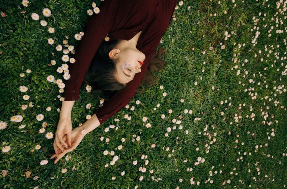 Daisy Edgar-Jones Stars in New ‘Sense and Sensibility’ Trailer