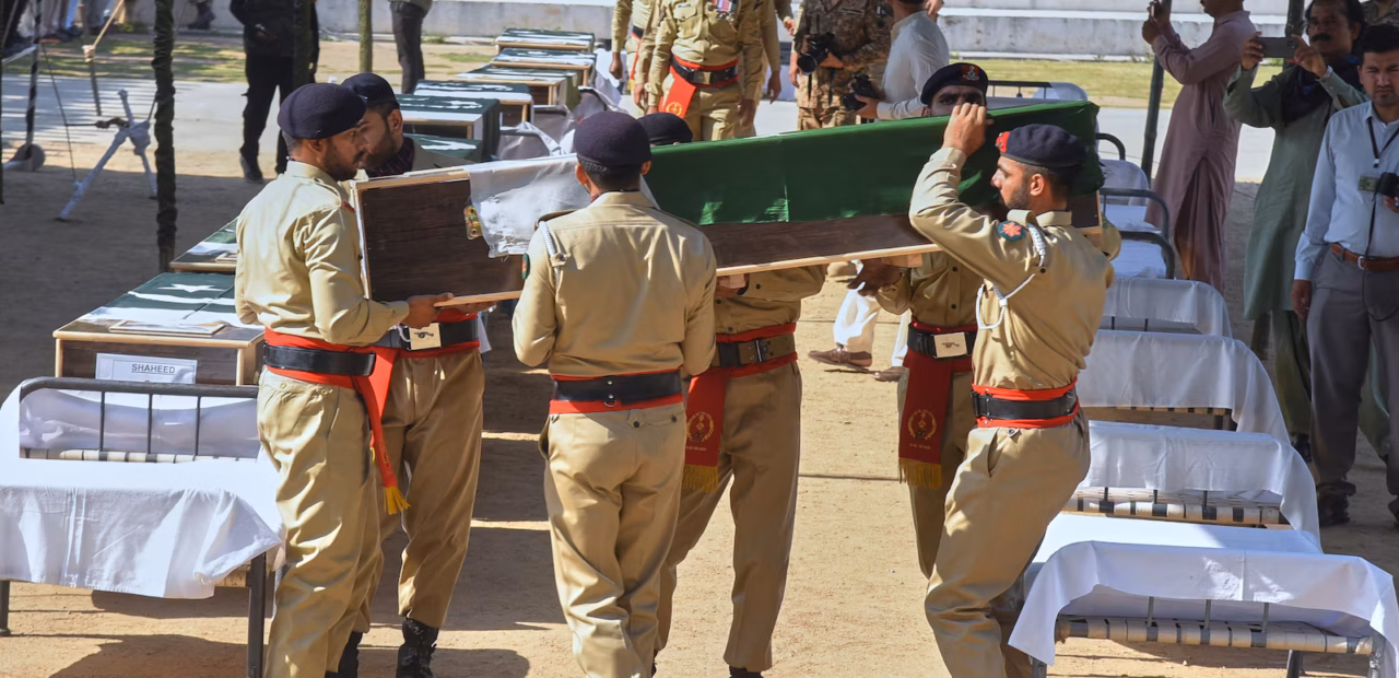 Mass funeral held for 22 Pakistani soldiers killed in Kashmir helicopter crash