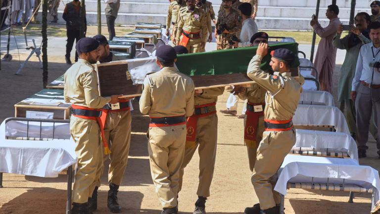 Mass funeral held for 22 Pakistani soldiers killed in Kashmir helicopter crash