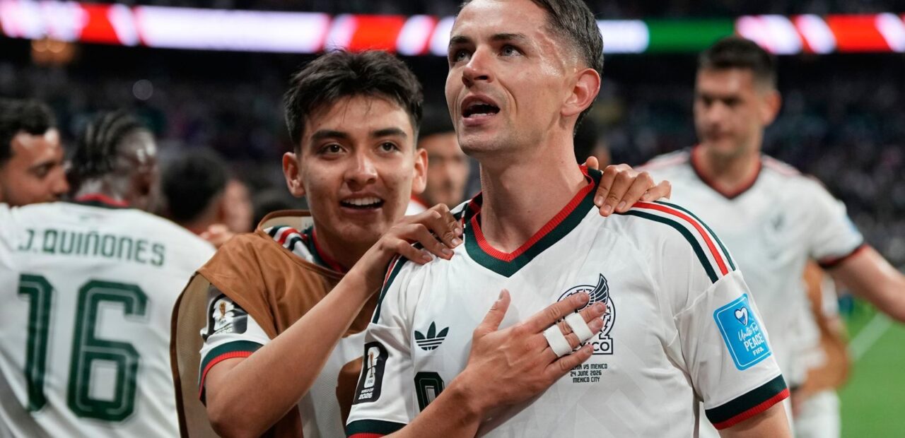 Mexico tops Czech Republic 3-0, wins all group matches for first time