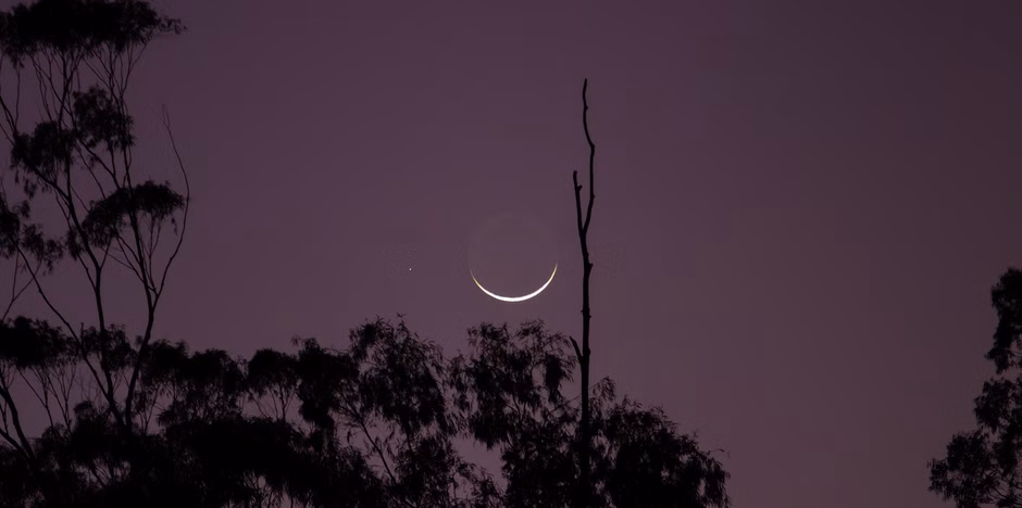 Moon and Venus to form twilight conjunction in Cancer constellation