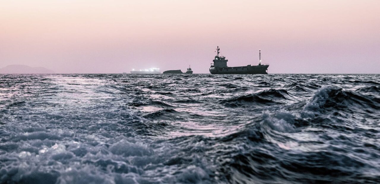 Oil Tankers Navigate Strait of Hormuz Despite Iran Guard Warnings