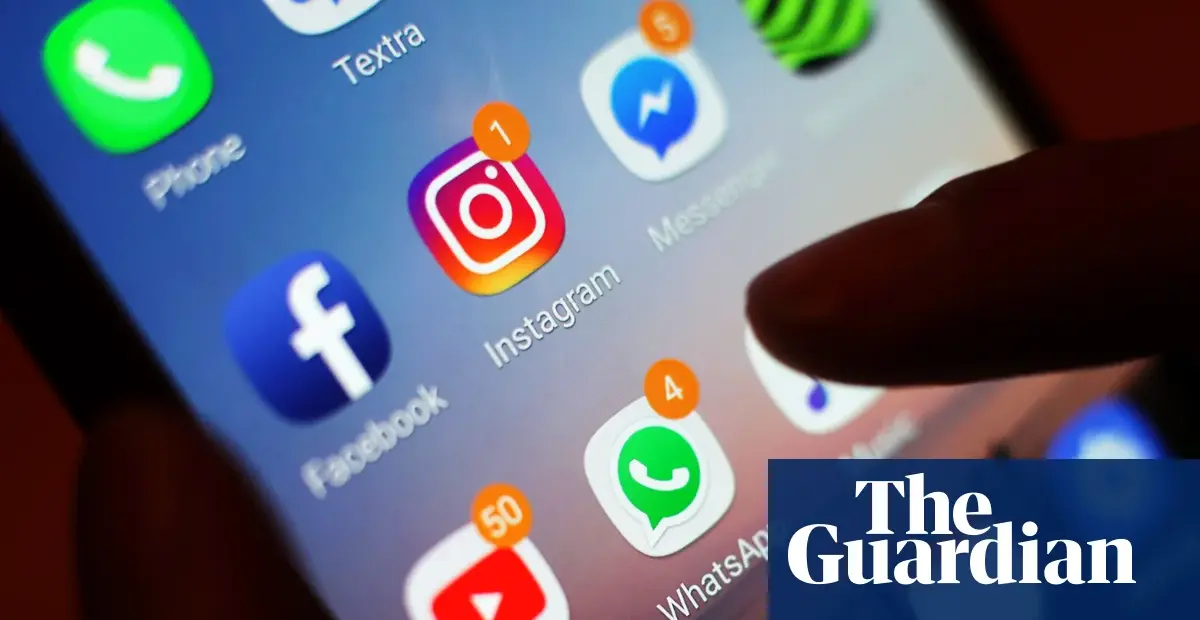Starmer announces social media ban for under-16s