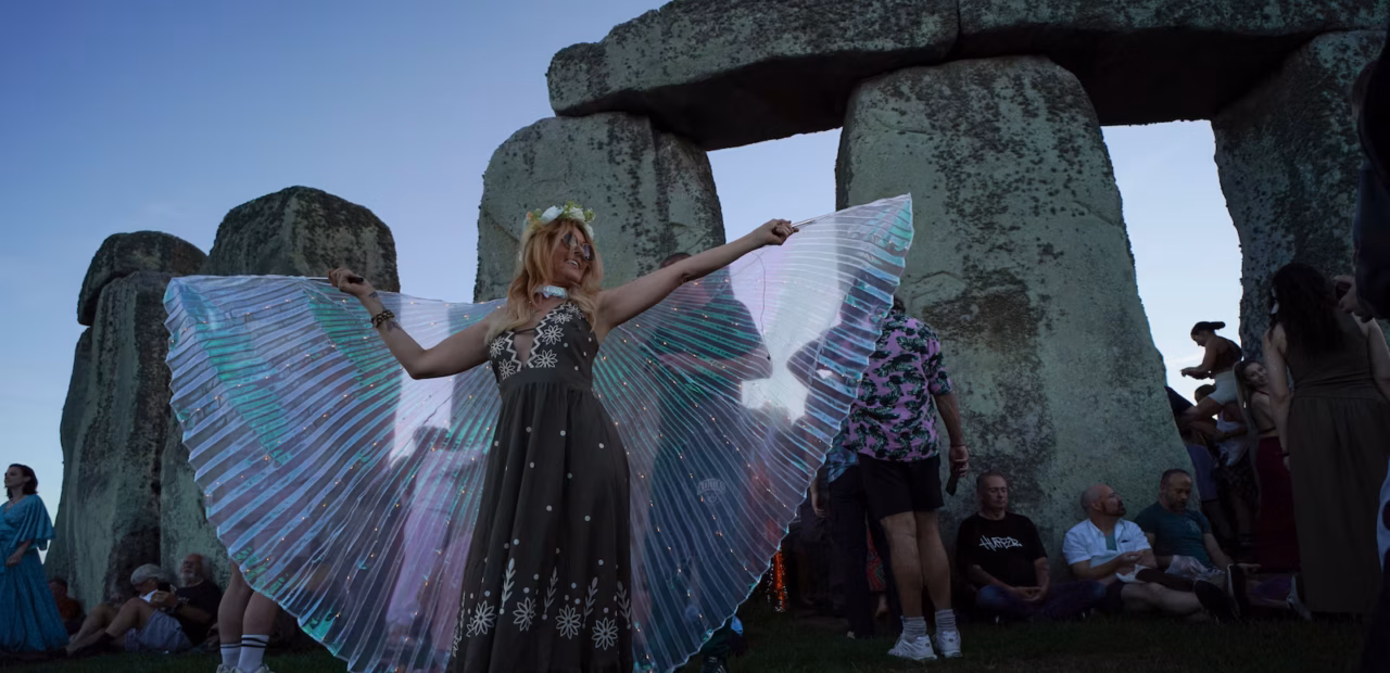 Thousands gather at Stonehenge for summer solstice sunrise