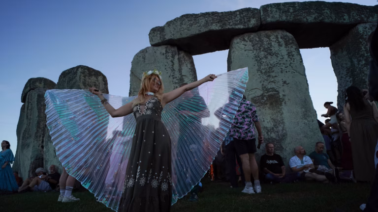 Thousands gather at Stonehenge for summer solstice sunrise