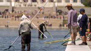 Trump says vandals damaged Reflecting Pool, plans to drain it