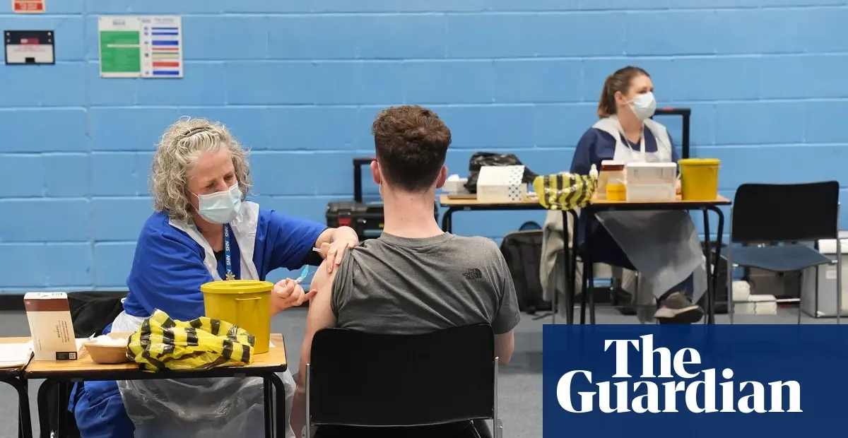 UK to offer meningitis B vaccine to school leavers and new students