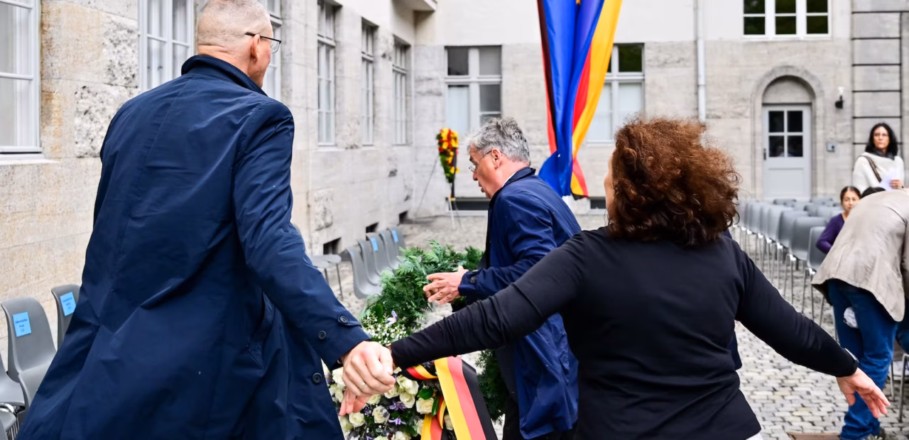 Descendant of Nazi opponent tries to remove AfD wreath at Berlin memorial