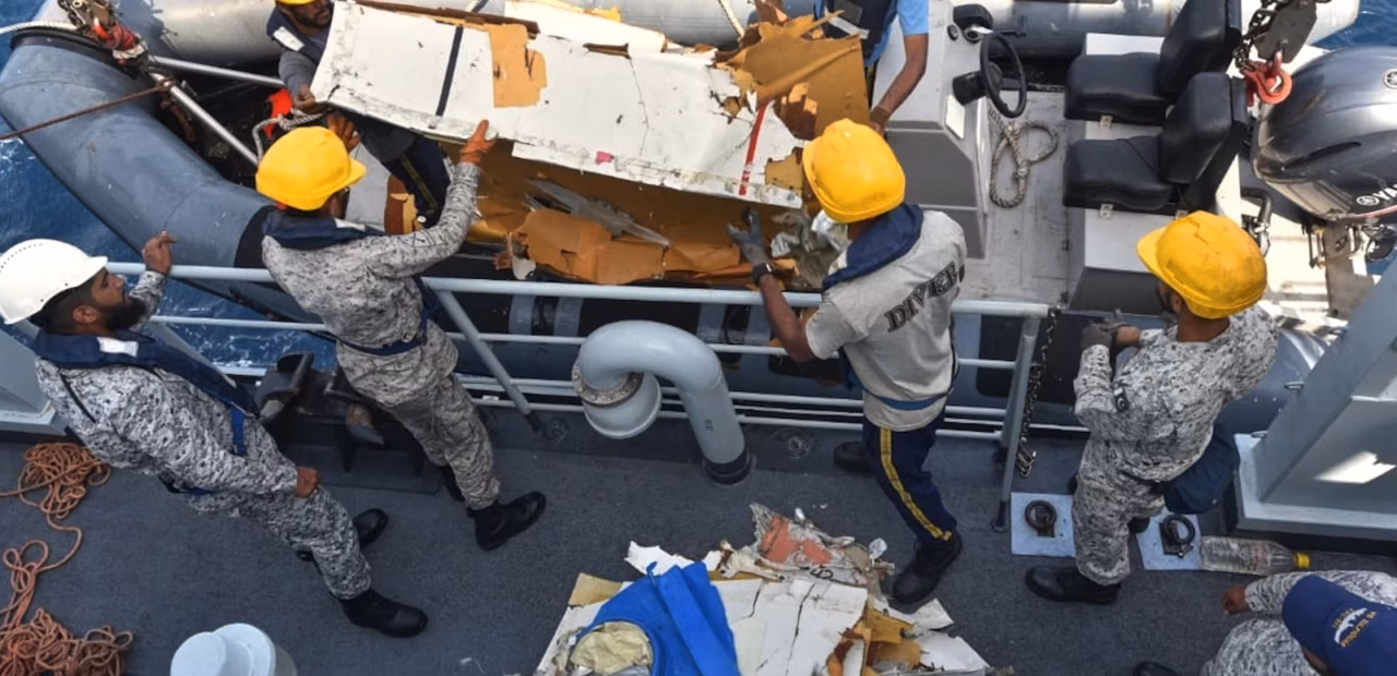Pakistani rescuers search second day for missing cargo plane crew