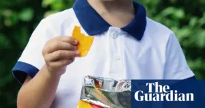 UK child health decline linked to health visitor shortage, experts say